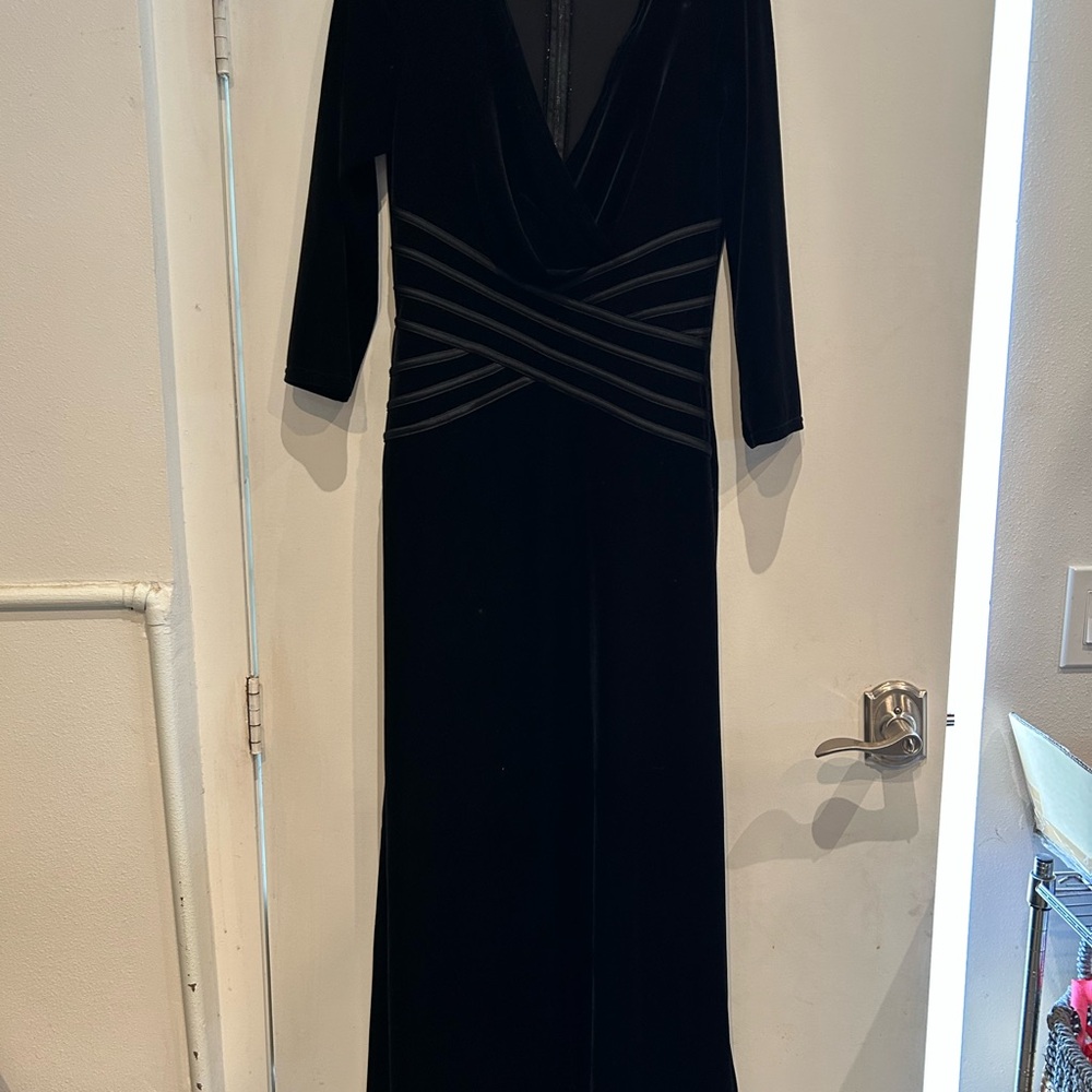 Tadashi Shoji Black Long Sleeve Plunge Gown